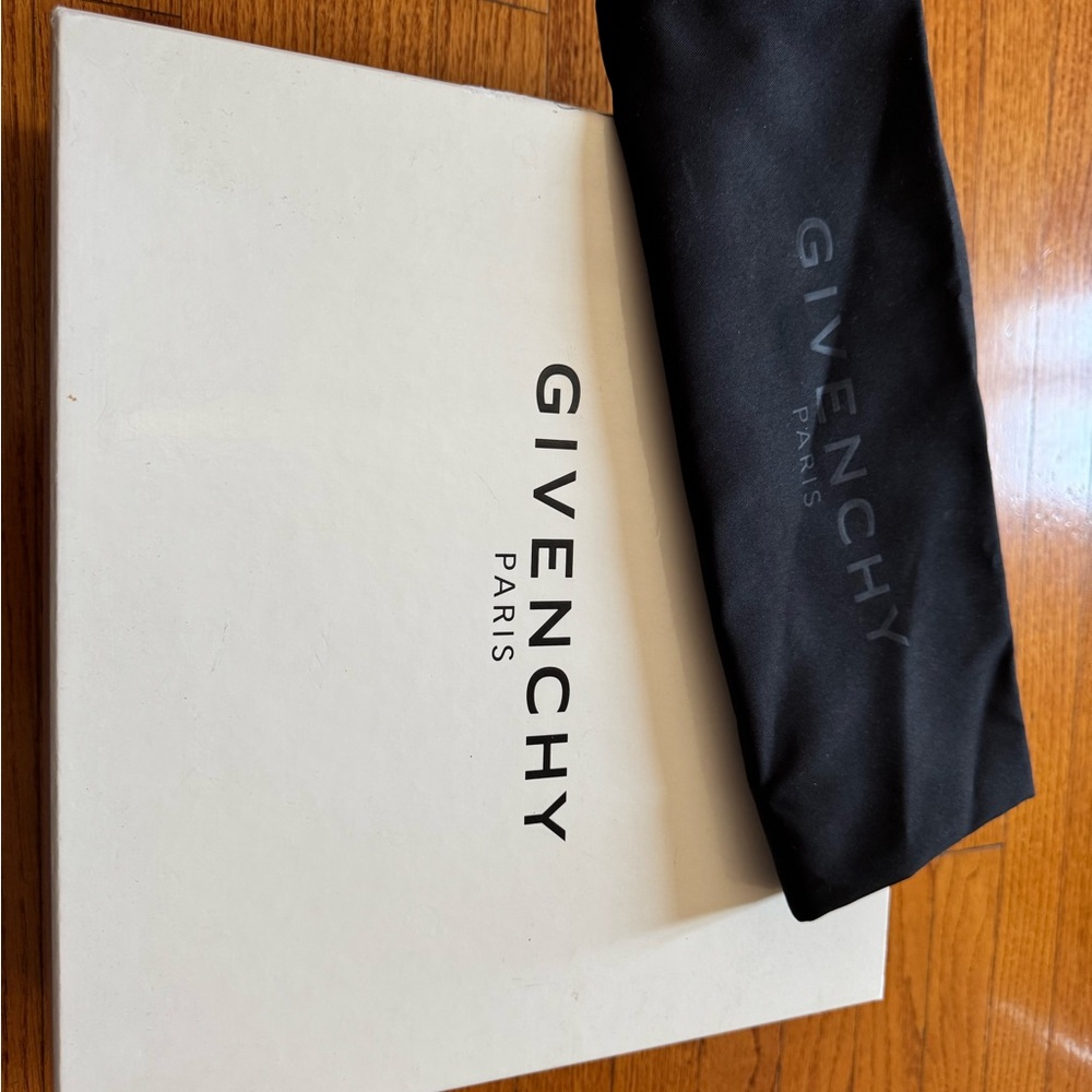 Givenchy Black Shark Bottine Plate